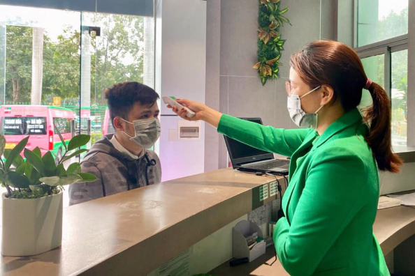 Mai Linh WILLER staff checks customer's temperature