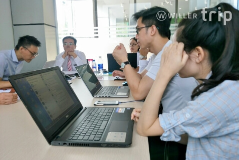 Mai Linh WILLER counter staffs ready to book bus tickets for customers