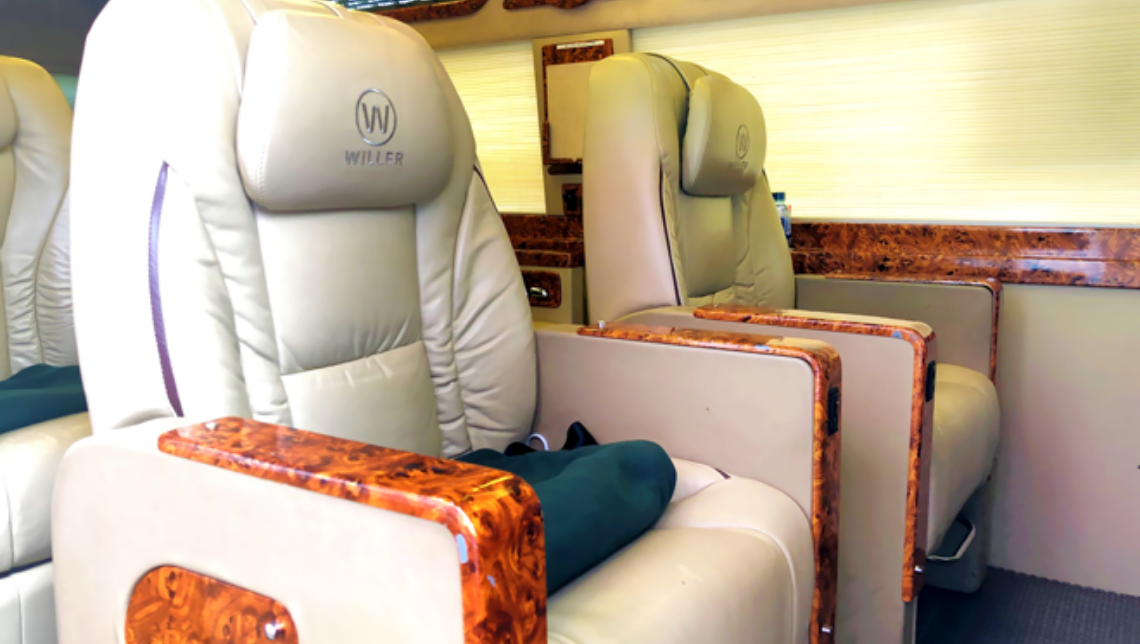 Ghế massage rộng rãi trên xe limousine Mai Linh WILLER